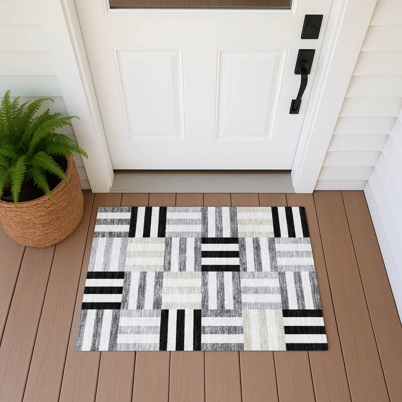Machine Washable Indoor/ Outdoor Modern Hatch Chantille Rug - Black - 1'8" x 2'6"