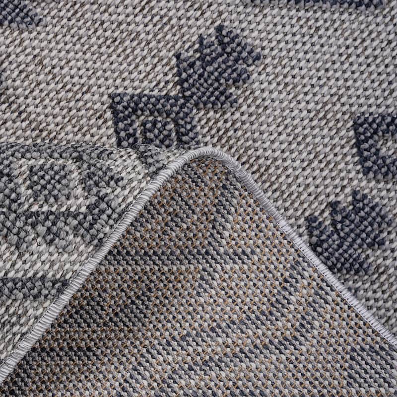 Guros Collection White / Gray / Traditional Indoor / Outdoor Non-Shedding Area Rug