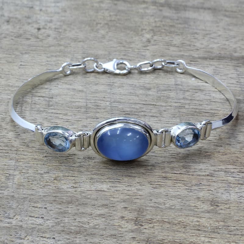 Handmade Sterling Silver 'Shining Blue' Topaz Chalcedony Bracelet (India)