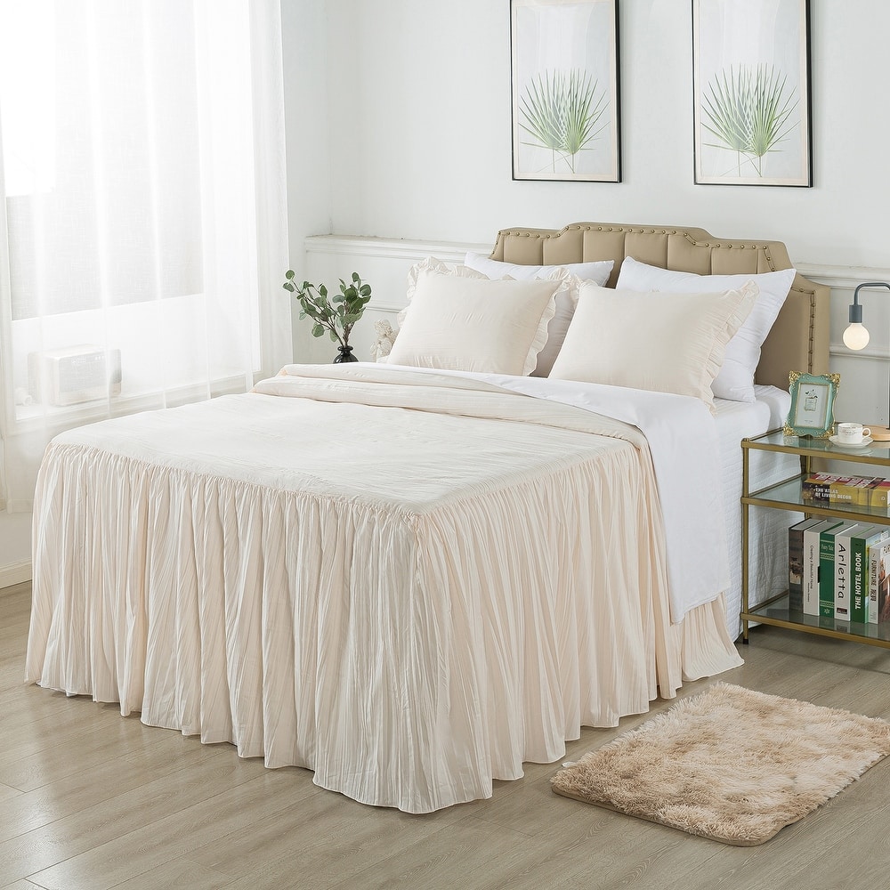 Pleated Ruffle Skirt Bedspread with a Rug