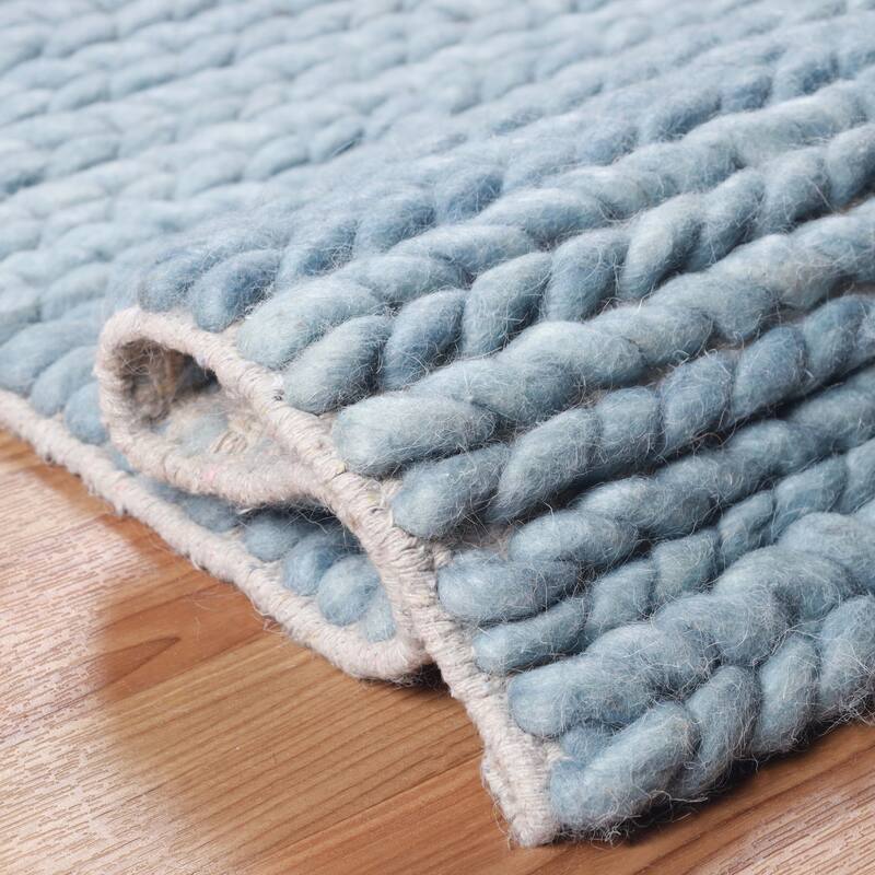 Handcrafted Traditional Rustic Handmade Braided Wool Indoor Area Rug by Superior