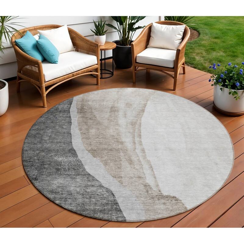 HomeRoots Abstract Transitional Rectangle Outdoor Rug - 8' Round