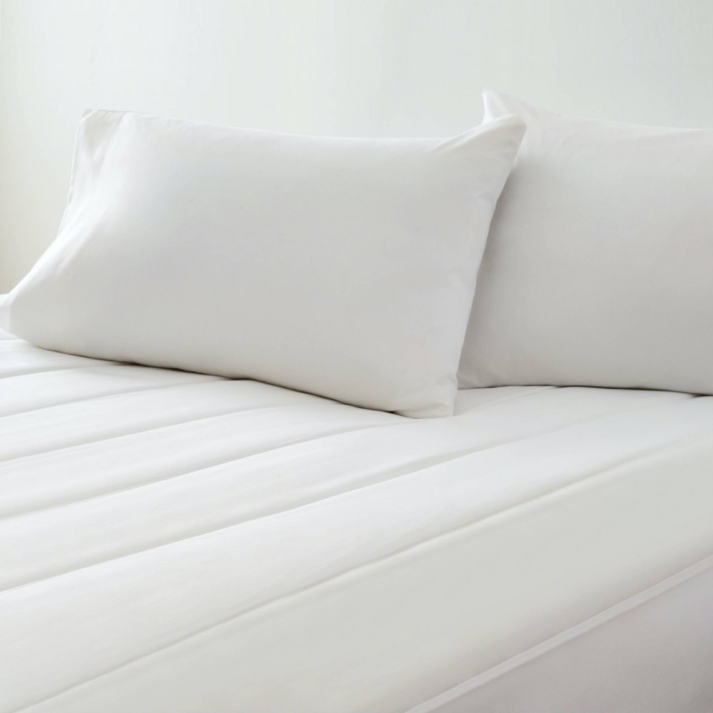 Sunbeam Full Size Electric Mattress Pad with Digital Controller and Wi Fi Connection White