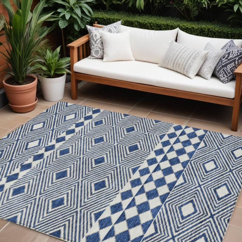 HomeRoots Geometric Transitional Rectangle Outdoor Rug - 8' X 10'