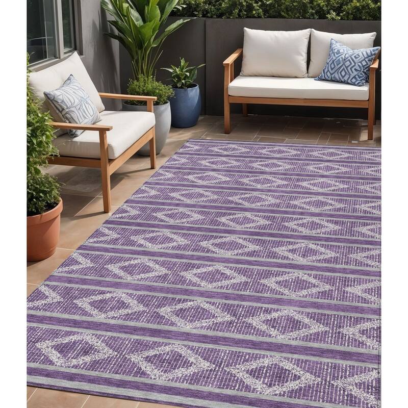 HomeRoots Geometric Transitional Rectangle Outdoor Rug - 5' X 8'