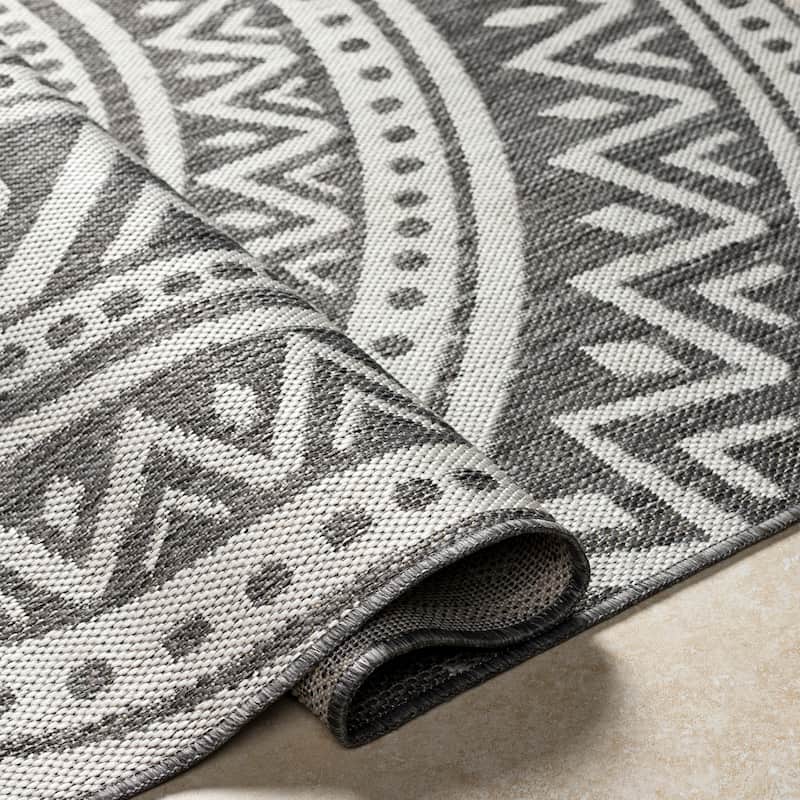 Livabliss Hurley Indoor/ Outdoor Mandala Area Rug