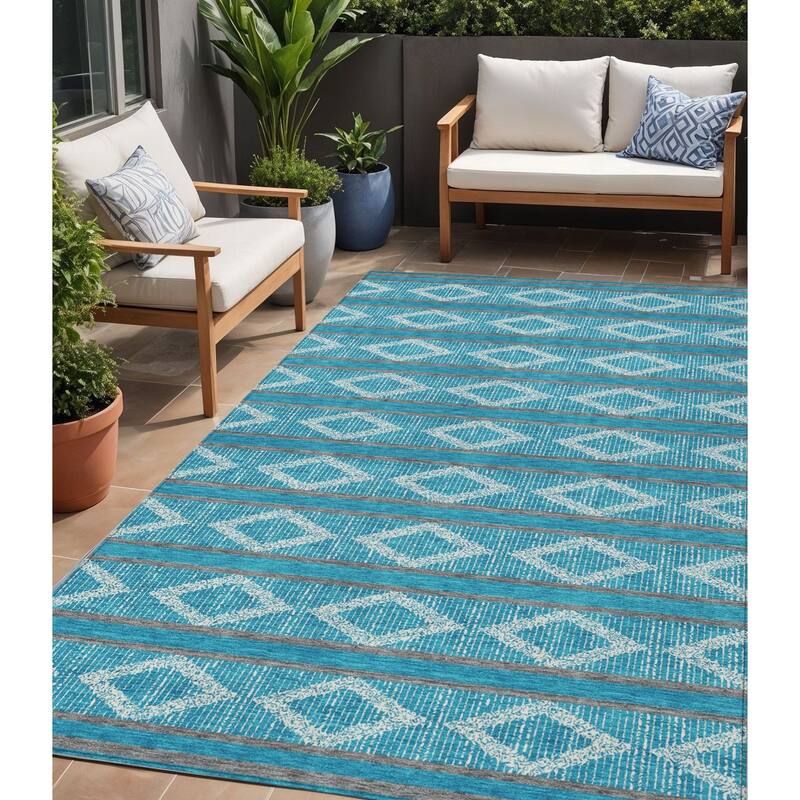 HomeRoots Geometric Transitional Rectangle Outdoor Rug - 5' X 8'