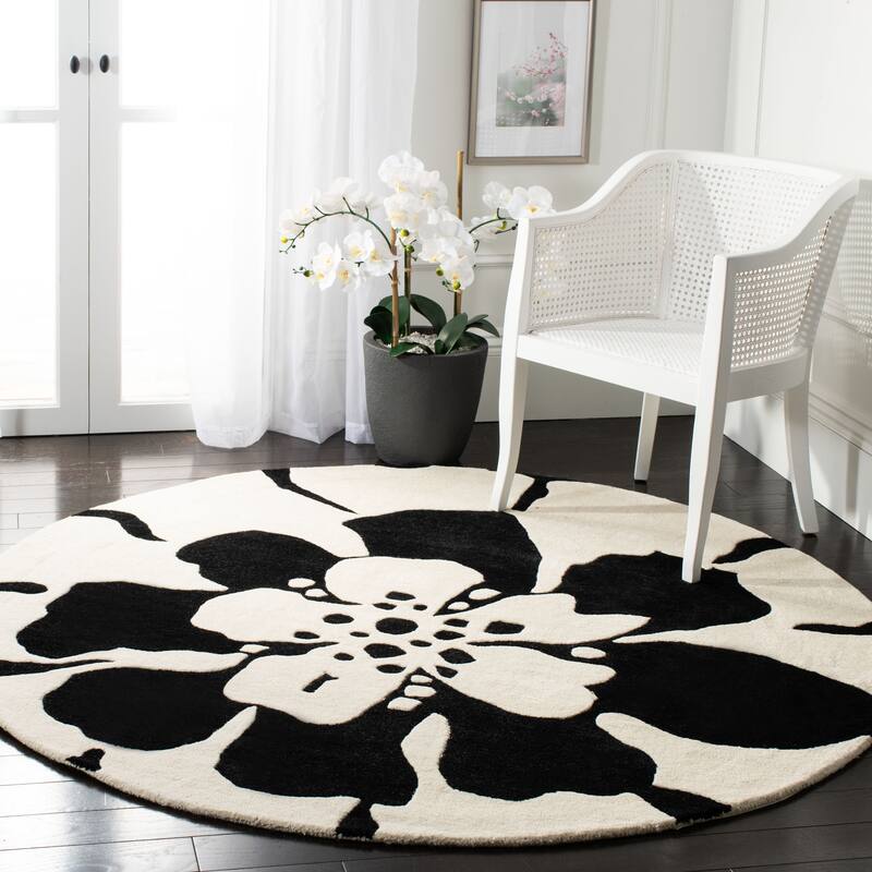 SAFAVIEH Handmade Soho Caitlyn Floral N.Z. Wool Rug - 6' Round - Black/White