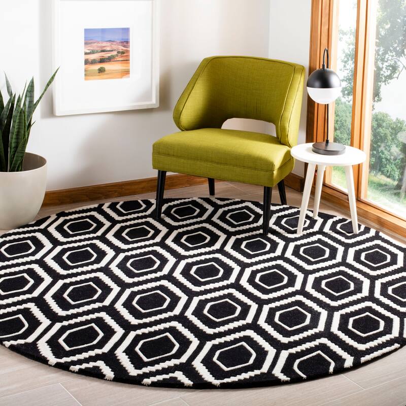 SAFAVIEH Handmade Chatham Altrud Moroccan Modern Wool Rug - 7' Round - Black/Ivory