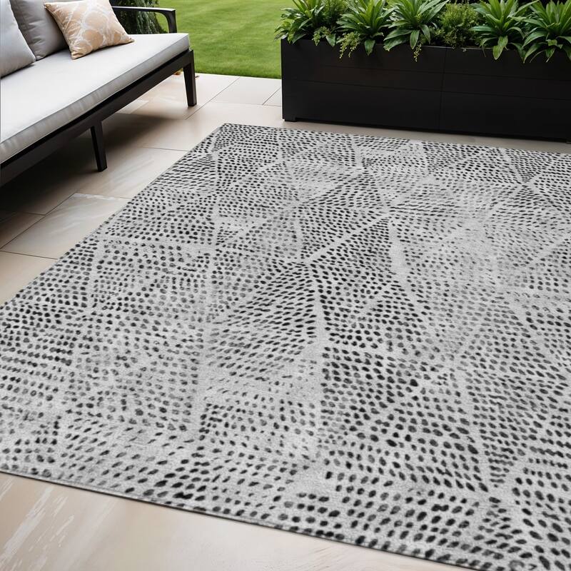 HomeRoots Geometric Transitional Rectangle Outdoor Rug - 5' X 8'