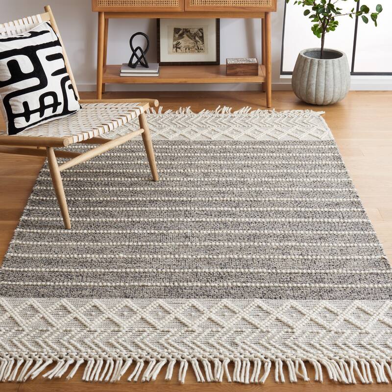 SAFAVIEH Handmade Vermont Stephenie Boho Wool Fringe Rug - 5' x 8' - Black/Ivory