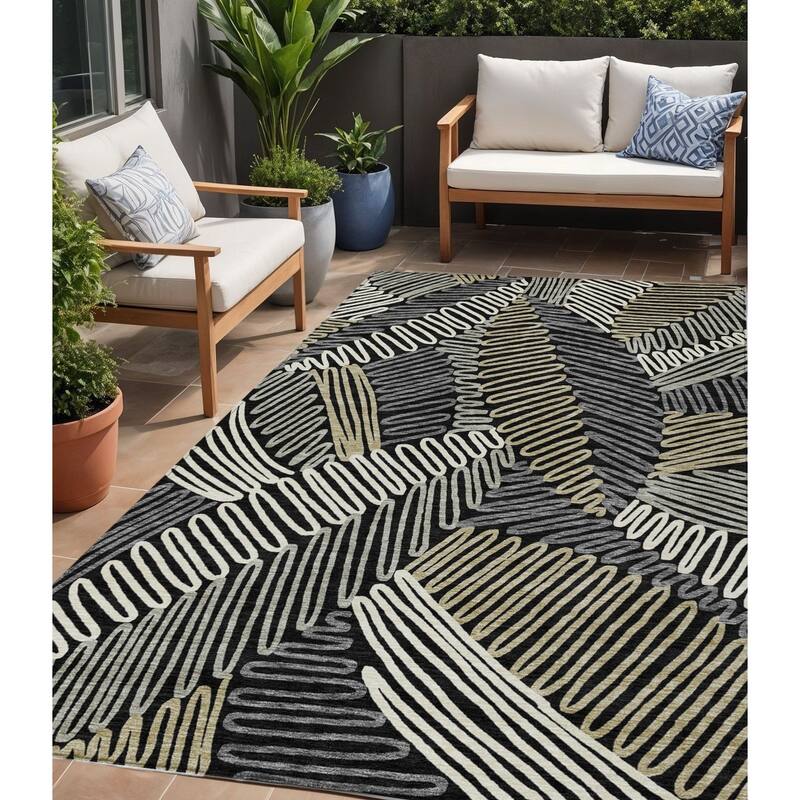 HomeRoots Floral Transitional Rectangle Outdoor Rug - 5' X 8'