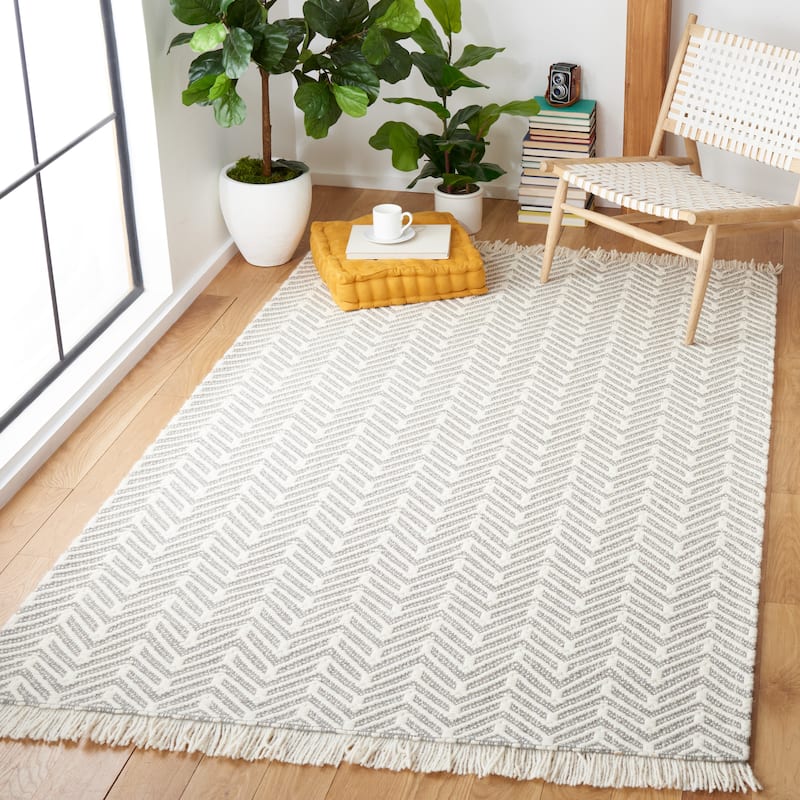 SAFAVIEH Handmade Natura Kazumi Wool Fringe Rug - 5' x 8' - Ivory/Grey