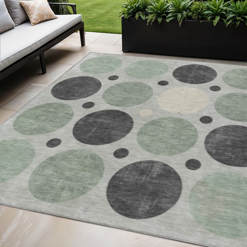 HomeRoots Geometric Transitional Rectangle Outdoor Rug - 5' X 8'