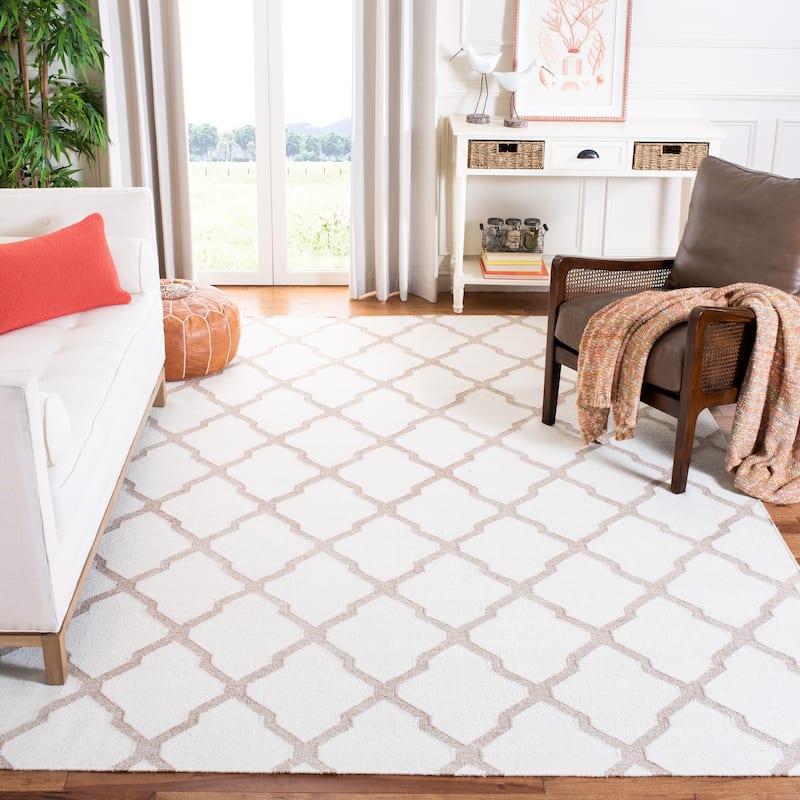 SAFAVIEH Handmade Flatweave Dhurries Cerys Modern Wool Rug - 6' x 9' - Ivory/Camel