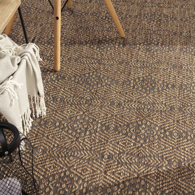 Indoor & Outdoor Rug with Modern Aztec Pattern