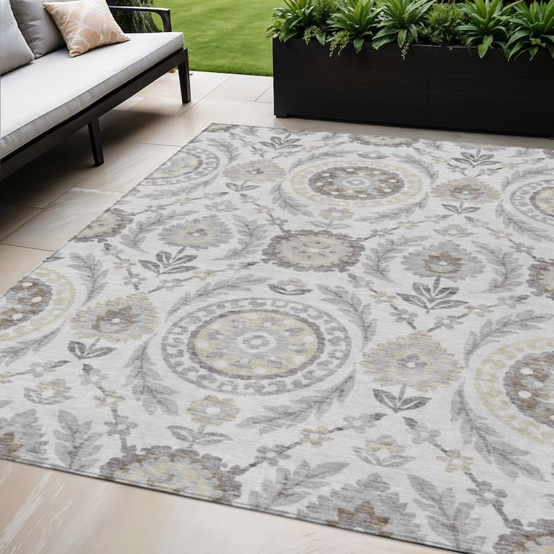 HomeRoots Floral Transitional Rectangle Outdoor Rug - 5' X 8'