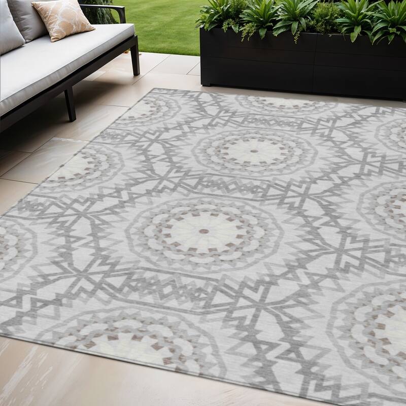 HomeRoots Floral Medallion Transitional Rectangle Outdoor Rug - 5' X 8'