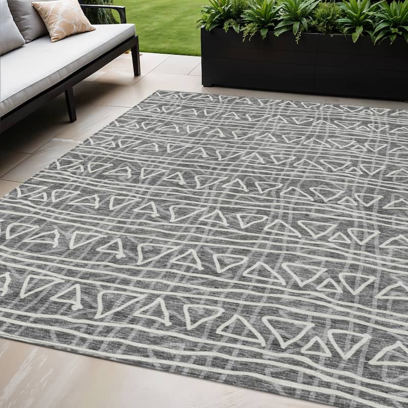 HomeRoots Geometric Transitional Rectangle Outdoor Rug - 5' X 8'