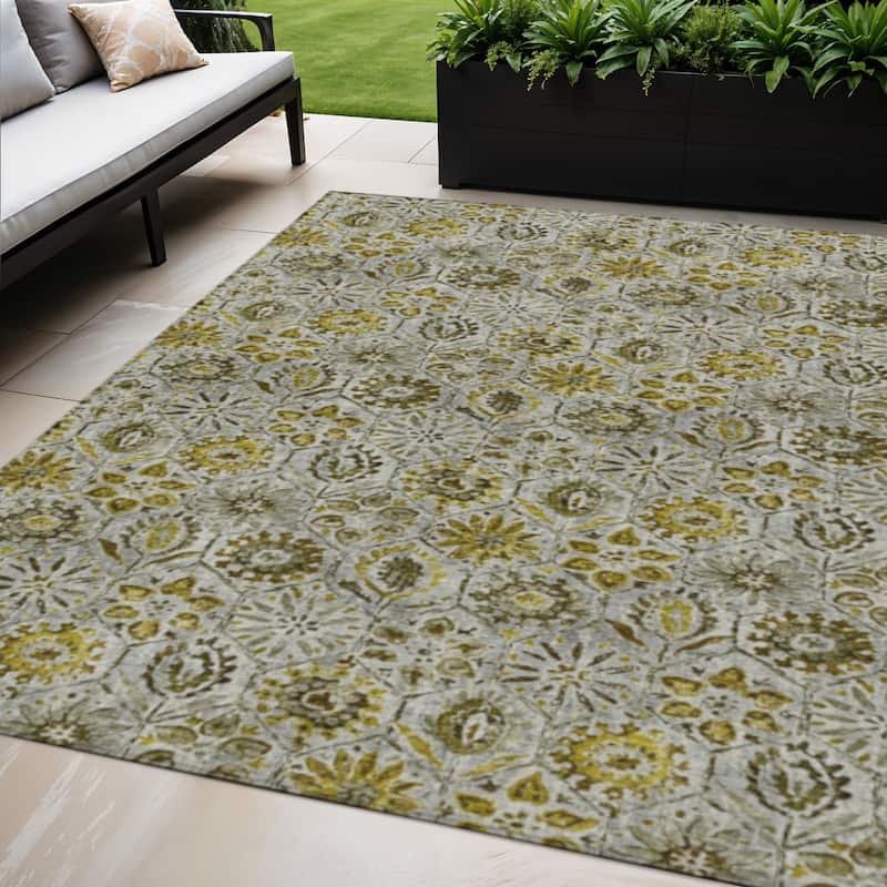 HomeRoots Floral Transitional Rectangle Outdoor Rug - 5' X 8'
