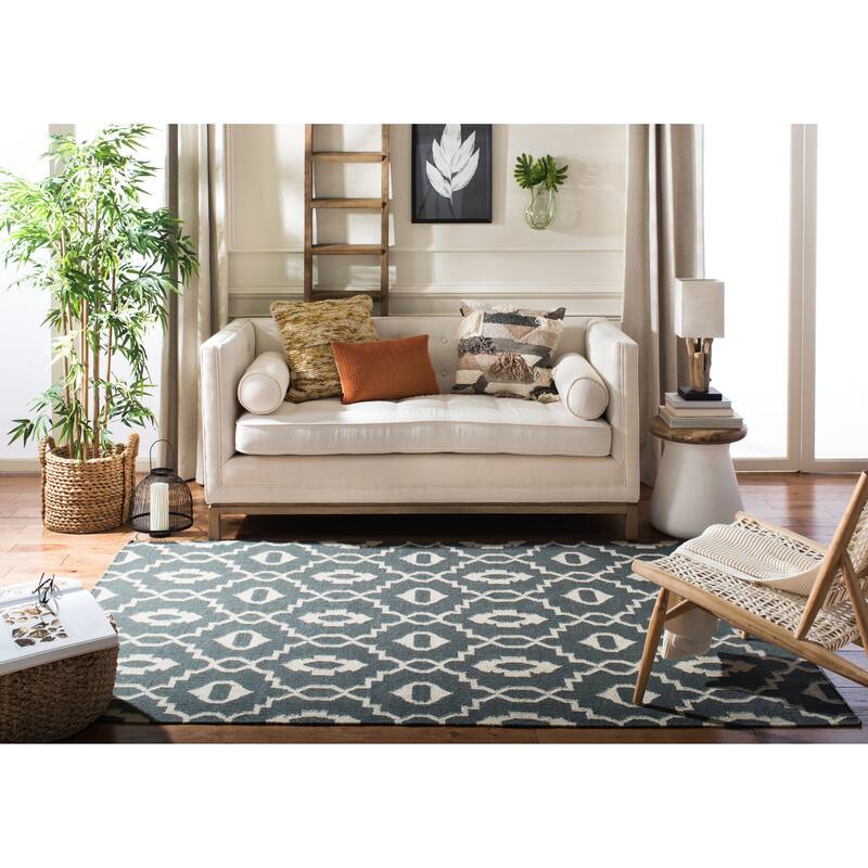 SAFAVIEH Handmade Flatweave Dhurries Massoumeh Modern Wool Rug