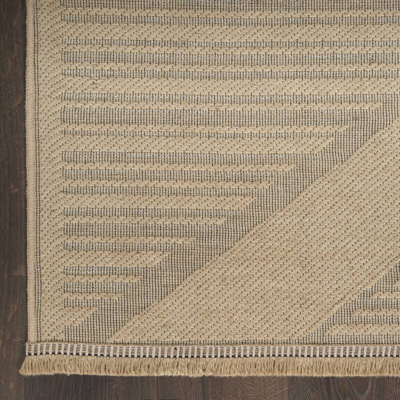 HomeRootsGeometric Modern Rectangle Area Rug - 118' X '94' X '0.25