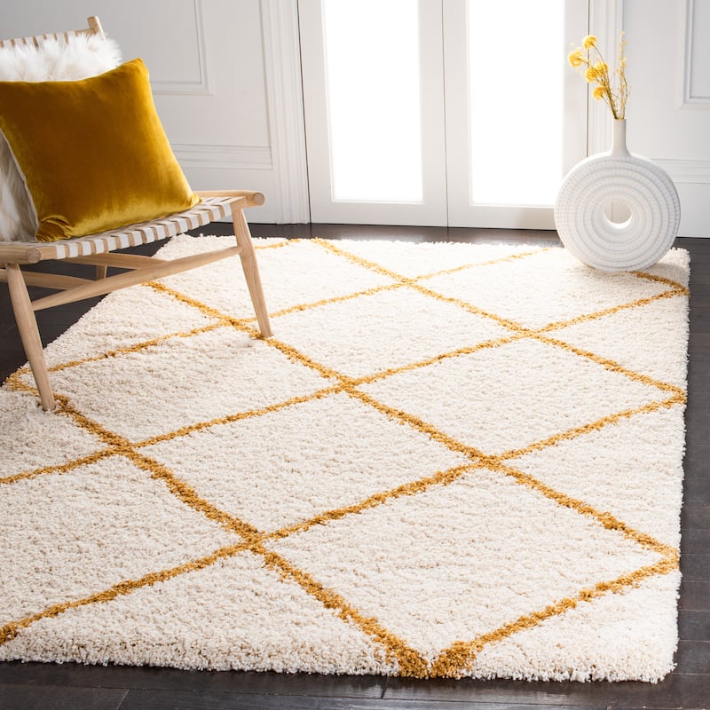 SAFAVIEH Hudson Shag Estella Diamond Trellis 2-inch Thick Rug - 5'1" x 7'6" - Ivory/Gold