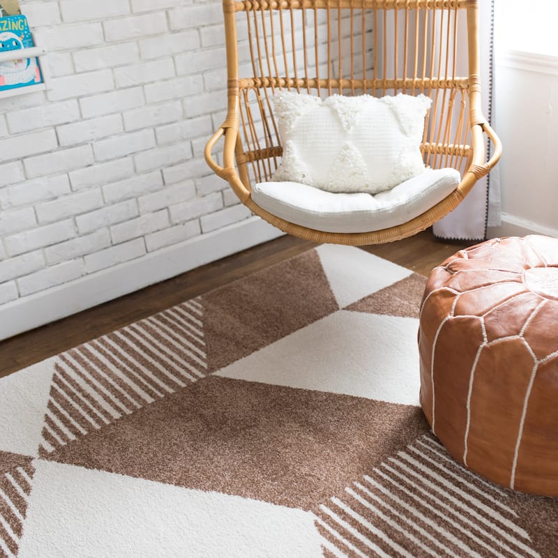 Carson Carrington Iskallebol Geometric Area Rug