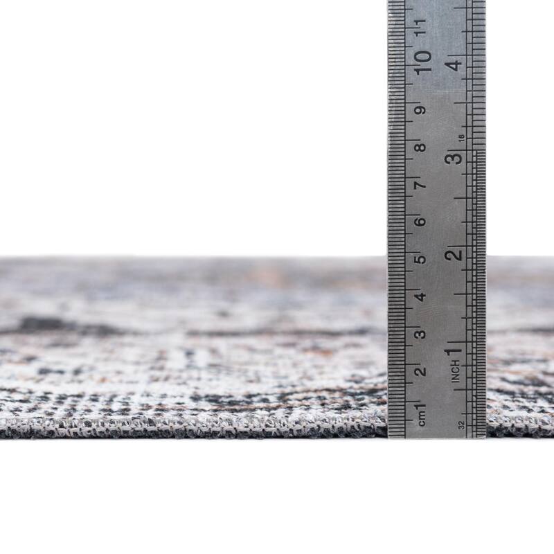 Traditional Tira Collection Area Rug