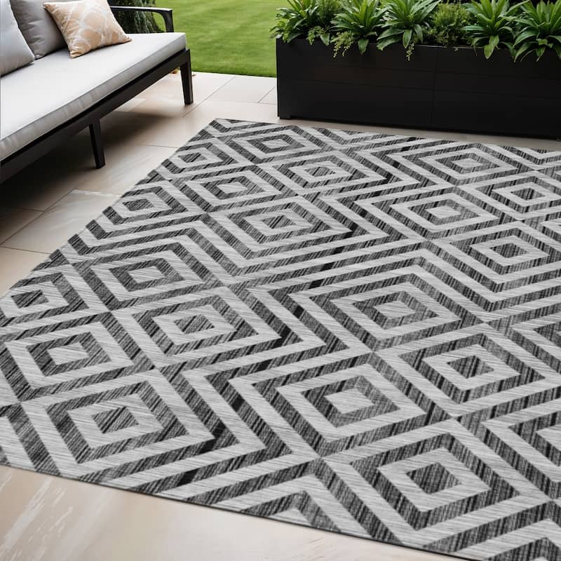 HomeRoots Geometric Transitional Rectangle Outdoor Rug - 5' X 8'