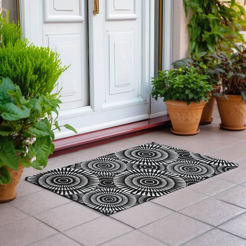 Machine Washable Indoor/ Outdoor Chantille Contemporary Burst Rug - Black - 1'8" x 2'6"