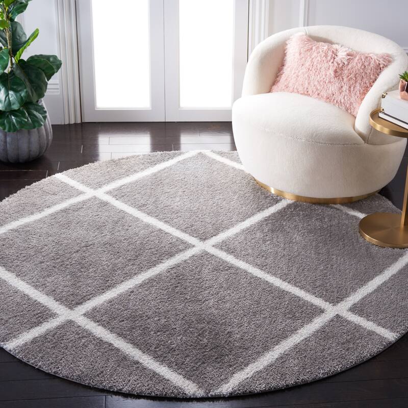 SAFAVIEH Tahoe Shag Emilia Trellis 1.2-inch Thick Rug - 6'7" Round - Grey/White