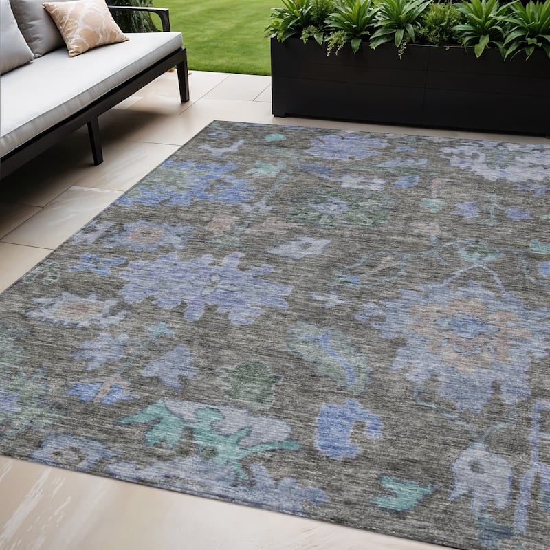 HomeRoots Floral Traditional Rectangle Outdoor Rug - 5' X 8'