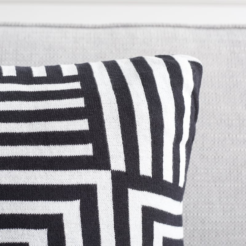 SAFAVIEH Vroni 18-inch Square Decorative Throw Accent Pillow with Insert (Set of 2)