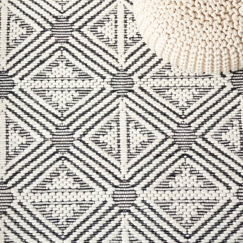SAFAVIEH Handmade Marbella Beka Wool Rug