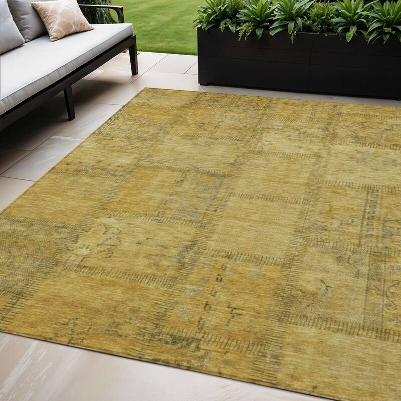 HomeRoots Patchwork Transitional Rectangle Outdoor Rug - 5' X 8'