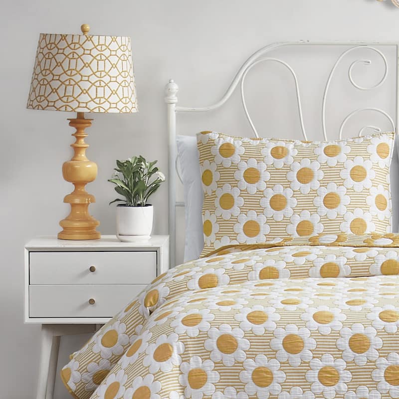 DESIGN STUDIO Daisy Flower Soft Matelasse Jacquard Quilt Set