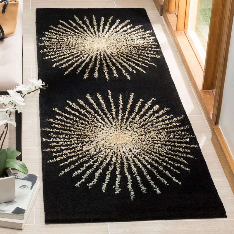 SAFAVIEH Handmade Soho Marsilia Burst New Zealand Wool Rug - 2'6" x 8' Runner - Black/Beige - Runner