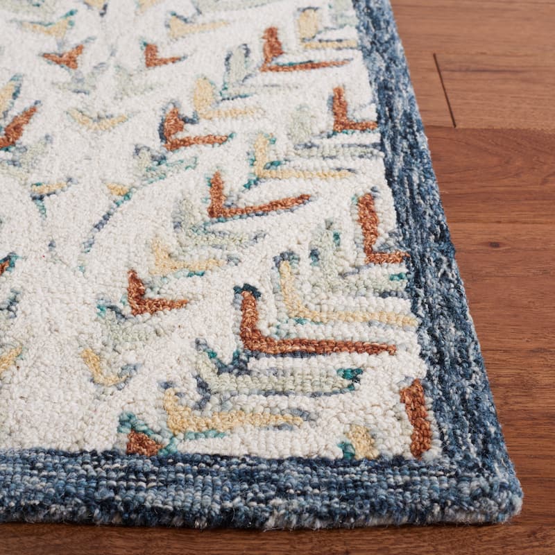 SAFAVIEH Handmade Capri Ilianka Wool Rug