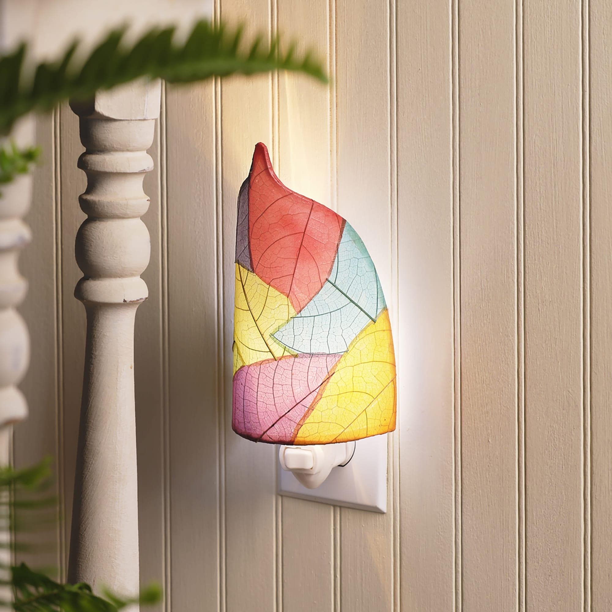 Eangee Handmade Leaf Nightlight, Cocoa Leaves Shade, 4 x 3 x 8 in. - 4 x 3 x 8