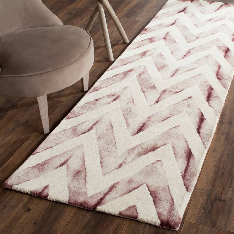 SAFAVIEH Dip Dye Erkhild Hand-tufted Wool Chevron Area Rug - 2'3" x 6' Runner - Ivory/Maroon