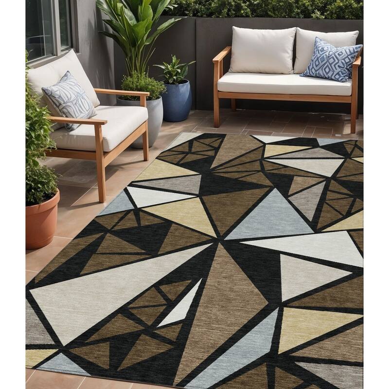 HomeRoots Geometric Transitional Rectangle Outdoor Rug - 5' X 8'