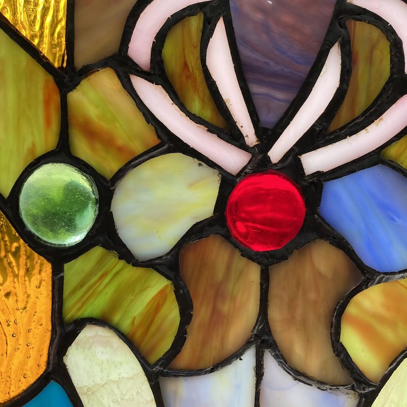 River of Goods Multicolor Stained Glass 24.75-inch High Fleur de Lis Window Panel - 18.875"L x 0.25"W x 24.75"H