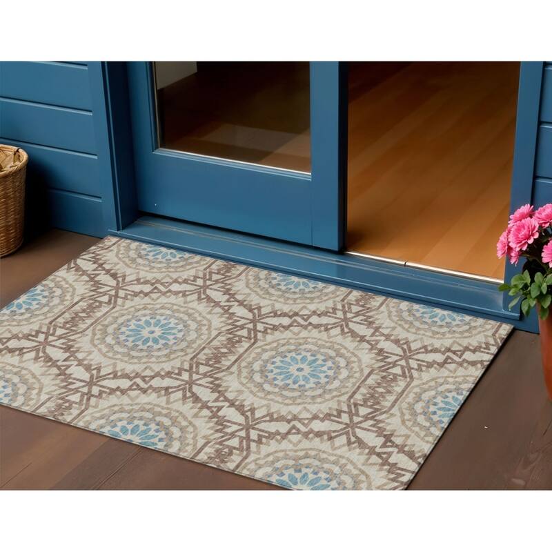 HomeRoots Floral Medallion Transitional Rectangle Outdoor Rug - 3' x 5'