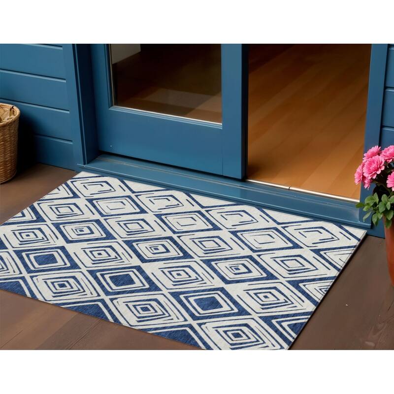 HomeRoots Geometric Transitional Rectangle Outdoor Rug - 3' x 5'