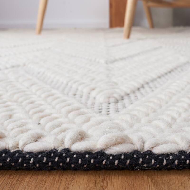 SAFAVIEH Handmade Natura Sofije Chevron Wool Rug