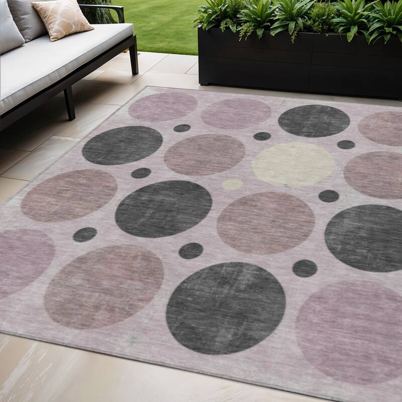 HomeRoots Geometric Transitional Rectangle Outdoor Rug - 5' X 8'