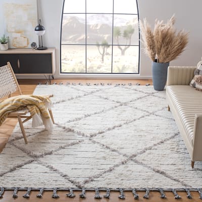 SAFAVIEH Handmade Kenya Annemarije Wool Tassel Rug
