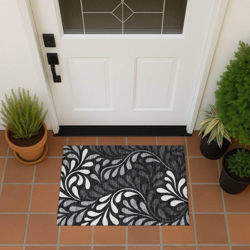 Machine Washable Indoor/ Outdoor Floral Arabesque Chantille Rug - Black - 1'8" x 2'6"
