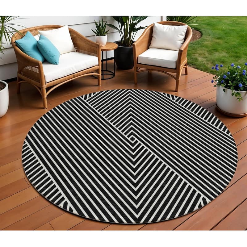 HomeRoots Geometric Transitional Rectangle Outdoor Rug - 8' Round